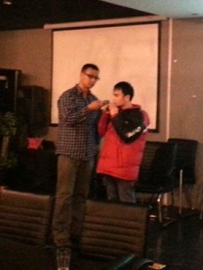 盲人用户飞鹰演示装有保益悦听的手机