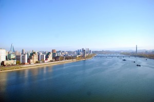 从羊角岛国际饭店向北眺望，俯瞰平壤城