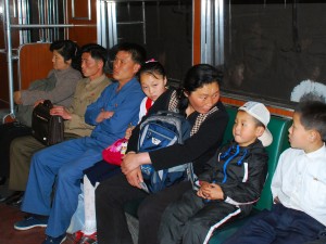 地铁车厢内，乘客们只是静静地坐着，没有人打电话、玩手机、看电子书