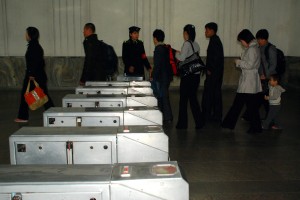 大多数乘客都从人工检票口进入地铁，IC卡入口空无一人