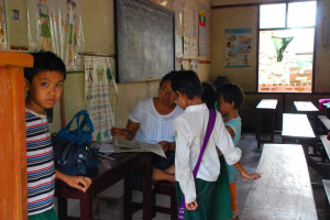  乌本桥旁的一所小学，教室内看不到任何电教设施